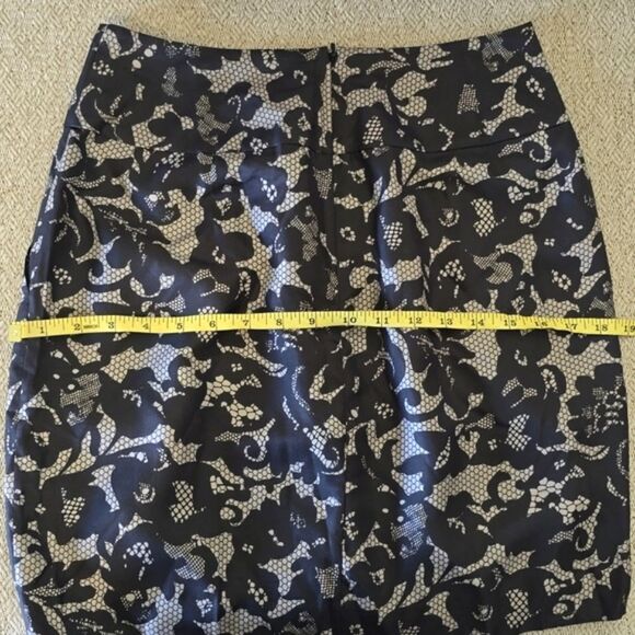 Banana Republic Black and Taupe Laced Print Silk Skirt - Size 6P - Picture 9 of 14